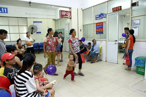 Khoa khám bệnh - Bệnh viện Nhi Trung ương tiếp nhận khám chữa bệnh cho khoảng 2.500 – 3.000 bệnh nhi/ngày nhưng bệnh nhi mắc sốt xuất huyết không tăng so với mùa dịch năm 2016 (ảnh chụp ngày 01/8/2017). Ảnh: Dương Ngọc - TTXVN Khoa khám bệnh - Bệnh viện Nhi Trung ương tiếp nhận khám chữa bệnh cho khoảng 2.500 – 3.000 bệnh nhi/ngày nhưng bệnh nhi mắc sốt xuất huyết không tăng so với mùa dịch năm 2016 (ảnh chụp ngày 01/8/2017). Ảnh: Dương Ngọc - TTXVN