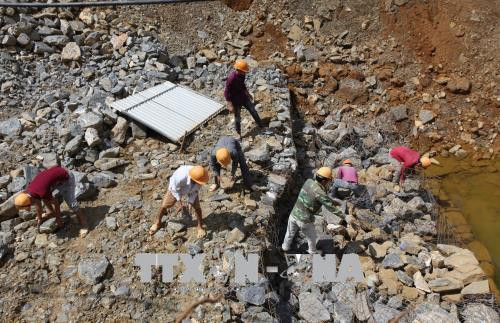 Các đơn vị khẩn trương thi công khắc phục hố cát tơ tại bản Sùng Chô, xã Nậm Loỏng. Ảnh: Quý Trung – TTXVN Các đơn vị khẩn trương thi công khắc phục hố cát tơ tại bản Sùng Chô, xã Nậm Loỏng. Ảnh: Quý Trung – TTXVN