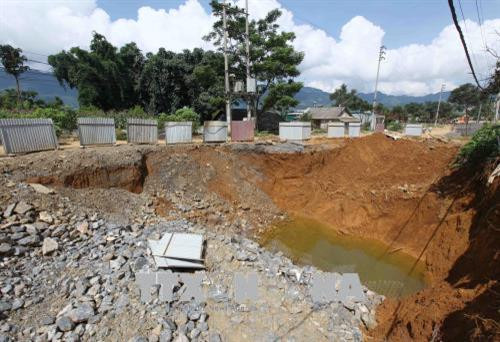 Hố cát-tơ rộng hàng trăm mét vông tại bản Sùng Chô, xã Nậm Loỏng, gây nguy hiểm cho các phương tiện tham gia giao thông. Ảnh: Quý Trung – TTXVN Hố cát-tơ rộng hàng trăm mét vông tại bản Sùng Chô, xã Nậm Loỏng, gây nguy hiểm cho các phương tiện tham gia giao thông. Ảnh: Quý Trung – TTXVN
