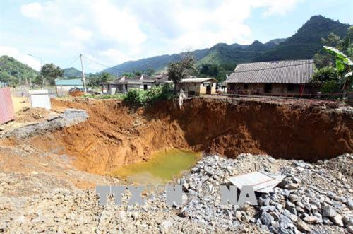Hố cát - tơ xuất hiện ngay sát nhà anh Giàng A Nhà tại bản Sùng Chô, xã Nậm Loỏng. Ảnh: Quý Trung – TTXVN Hố cát - tơ xuất hiện ngay sát nhà anh Giàng A Nhà tại bản Sùng Chô, xã Nậm Loỏng. Ảnh: Quý Trung – TTXVN