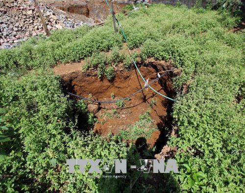 Nhiều hố cát – tơ nhỏ có diện tích gần 10 mét vuông xuất hiện tại vườn nhà anh Giàng A Nhà, bản Sùng Chô, xã Nậm Loỏng. Ảnh: Quý Trung – TTXVN Nhiều hố cát – tơ nhỏ có diện tích gần 10 mét vuông xuất hiện tại vườn nhà anh Giàng A Nhà, bản Sùng Chô, xã Nậm Loỏng. Ảnh: Quý Trung – TTXVN