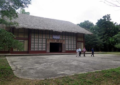 Du khách thăm quan Khu di tích lịch sử Quốc gia đặc biệt Kim Bình, huyện Chiêm Hóa (Tuyên Quang). Ảnh: Quang Đán- TTXVN Du khách thăm quan Khu di tích lịch sử Quốc gia đặc biệt Kim Bình, huyện Chiêm Hóa (Tuyên Quang). Ảnh: Quang Đán- TTXVN