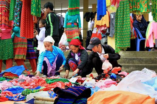 Chiều khách Thử áo Chọn lựa Giao lưu Góc chợ Lũng Pài Ngày chợ phiên Rực rỡ sắc màu Góc chợ Hàng hóa được bày bán tại chợ Vật dụng nhà nông Xem hàng Tan chợ