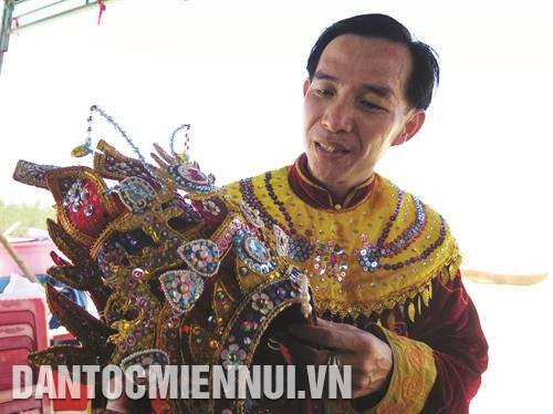 Trang phục của tổng Mũi thường là áo dài đen nhưng cũng có khi sử dụng đồ màu sắc rực rỡ, oai vệ như một vị tướng