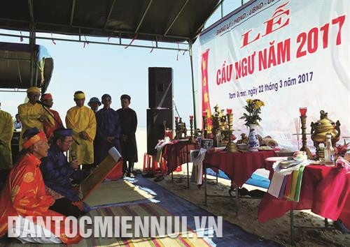 Các cụ cao tuổi làm lễ cúng cá Ông trước khi tổ chức hát Bả trạo