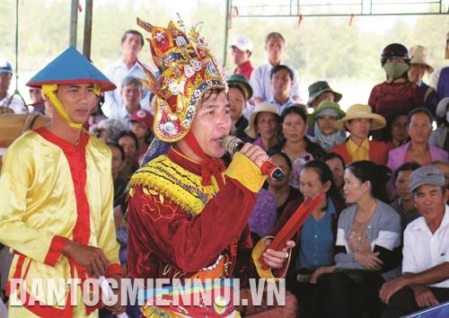 Anh Nguyễn Thành Trung là người được bà con ngư dân xã Tam Thanh, thành phố Tam Kỳ (Quảng Nam) lựa chọn làm tổng Mũi hát chính trong Lễ hội Cầu ngư năm 2017