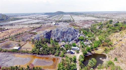 Toàn cảnh núi Sơn Trà nhìn từ trên cao.