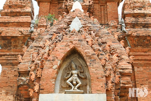 Cụm tháp Hòa Lai gồm tháp Bắc và tháp Nam thuộc địa bàn xã Bắc Phong,Thuận Bắc. Tháp Bắc có kiến trúc khối vuông vững chải với nhiều họa tiết đặc sắc. Tháp Nam mặt tường gạch chạm khắc hoa văn nhưng ở dạng phác thảo. Cấu trúc xây dựng tháp Hòa Lai gồm có ba tầng vững chải. Những mảng điêu khắc hình tượng người và chim Garuda. Họa tiết hoa văn đặc sắc của tháp Hòa Lai. Cửa vào tháp Hòa Lai được mở về hướng Đông. Toàn cảnh cụm tháp Pô Klong Garai thuộc địa bàn phường Đô Vinh. Họa tiết hoa văn và tượng thần trang trí trên các góc tháp. Tháp Pô Klong Garai vào dịp lễ hội Ka tê hàng năm. Du khách tham quan, chụp ảnh lưu niệm tại tháp Pô Klong Garai.