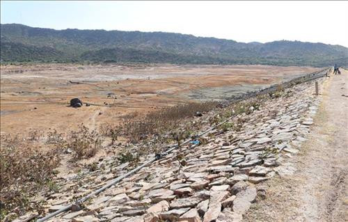 Hồ Ông Kinh, xã Nhơn Hải (Ninh Hải, Ninh Thuận) đã trơ cạn đáy từ nhiều tháng qua do hạn hán kéo dài. Ảnh: Nguyễn Thành – TTXVN Hồ Ông Kinh, xã Nhơn Hải (Ninh Hải, Ninh Thuận) đã trơ cạn đáy từ nhiều tháng qua do hạn hán kéo dài. Ảnh: Nguyễn Thành – TTXVN