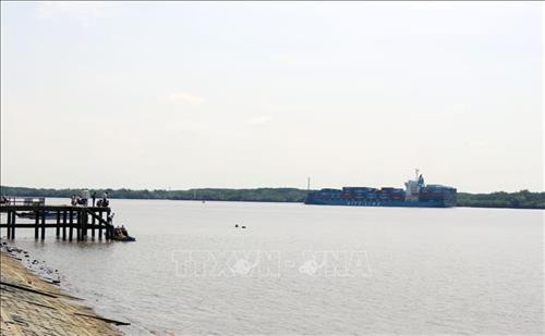 Sông Lòng Tàu hiện vẫn là tuyến giao thông thủy huyết mạch với nhiều tàu vận tải cỡ lớn vận chuyển hàng hóa từ biển Đông vào trung tâm Thành phố Hồ Chí Minh. Ảnh: Tiến Lực - TTXVN Sông Lòng Tàu hiện vẫn là tuyến giao thông thủy huyết mạch với nhiều tàu vận tải cỡ lớn vận chuyển hàng hóa từ biển Đông vào trung tâm Thành phố Hồ Chí Minh. Ảnh: Tiến Lực - TTXVN
