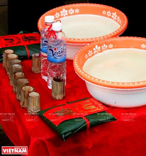 Sợi dây hồng cùng bàn lễ bày ngay trước cửa nhà gái để chuẩn bị đón nhà trai sang rước dâu. Rượu, nước lã và mấy cái chén làm bằng thân tre đặt trên bàn lễ. Nhà trai trên đường đi tới nhà gái đón dâu. Đội pí lè trong đoàn đón dâu của nhà trai. Đoàn rước dâu vừa đi vừa nổi nhạc thể hiện niềm vui mừng. Nhà gái hát đối khi nhà trai tới đón dâu Nhà trai hát đối lại. Gia đình nhà gái bôi phẩm đỏ lên mặt các thành viên trong đoàn nhà trai. Nhà trai trao lễ vật ngày cưới cho nhà gái. Sợi dây hồng cùng bàn lễ bày ngay trước cửa nhà gái để chuẩn bị đón nhà trai sang rước dâu. Rượu, nước lã và mấy cái chén làm bằng thân tre đặt trên bàn lễ. Nhà trai trên đường đi tới nhà gái đón dâu. Đội pí lè trong đoàn đón dâu của nhà trai. Đoàn rước dâu vừa đi vừa nổi nhạc thể hiện niềm vui mừng. Nhà gái hát đối khi nhà trai tới đón dâu Nhà trai hát đối lại. Gia đình nhà gái bôi phẩm đỏ lên mặt các thành viên trong đoàn nhà trai. Nhà trai trao lễ vật ngày cưới cho nhà gái.