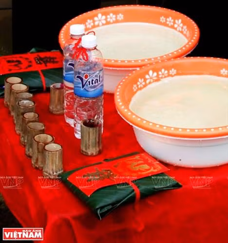 Sợi dây hồng cùng bàn lễ bày ngay trước cửa nhà gái để chuẩn bị đón nhà trai sang rước dâu. Rượu, nước lã và mấy cái chén làm bằng thân tre đặt trên bàn lễ. Nhà trai trên đường đi tới nhà gái đón dâu. Đội pí lè trong đoàn đón dâu của nhà trai. Đoàn rước dâu vừa đi vừa nổi nhạc thể hiện niềm vui mừng. Nhà gái hát đối khi nhà trai tới đón dâu Nhà trai hát đối lại. Gia đình nhà gái bôi phẩm đỏ lên mặt các thành viên trong đoàn nhà trai. Nhà trai trao lễ vật ngày cưới cho nhà gái.