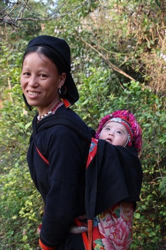 Dân tộc Sán Chỉ thường sống tập trung thành xóm nhỏ ở các vùng núi cao. Nhà sàn 4 mái vững trãi - kiểu dáng đặc trưng về nhà ở của dân tộc Sán Chỉ. Ngô, thóc sau thu hoạch được treo lên sào để bao quản. Sàn nhà là nơi phơi nông sản, đồng thời cũng là điểm vui chơi của trẻ nhỏ. Phụ nữ Sán Chỉ mặc trang phục truyền thống trong sinh hoạt hằng ngày. Phụ nữ có thêm khăn đội đầu khi lao động Nam giới mặc áo chàm ngắn, đầu quấn khăn Các em nhỏ Sán Chỉ tròng trang phục truyền thống Mẹ địu con Những người phụ nữ Sán Chỉ cũng làm công việc nặng nhọc. Trang phục dịp lễ, tết của người Sán Chỉ rực rỡ Một thủ tục trong đám cưới của người Sán Chỉ. Người Sán Chỉ rất hiếu khách, dù lạ cũng như quen. Người Sán Chỉ có tính cố kết cộng đồng rất cao. Dân tộc Sán Chỉ thường sống tập trung thành xóm nhỏ ở các vùng núi cao. Nhà sàn 4 mái vững trãi - kiểu dáng đặc trưng về nhà ở của dân tộc Sán Chỉ. Ngô, thóc sau thu hoạch được treo lên sào để bao quản. Sàn nhà là nơi phơi nông sản, đồng thời cũng là điểm vui chơi của trẻ nhỏ. Phụ nữ Sán Chỉ mặc trang phục truyền thống trong sinh hoạt hằng ngày. Phụ nữ có thêm khăn đội đầu khi lao động Nam giới mặc áo chàm ngắn, đầu quấn khăn Các em nhỏ Sán Chỉ tròng trang phục truyền thống Mẹ địu con Những người phụ nữ Sán Chỉ cũng làm công việc nặng nhọc. Trang phục dịp lễ, tết của người Sán Chỉ rực rỡ Một thủ tục trong đám cưới của người Sán Chỉ. Người Sán Chỉ rất hiếu khách, dù lạ cũng như quen. Người Sán Chỉ có tính cố kết cộng đồng rất cao.