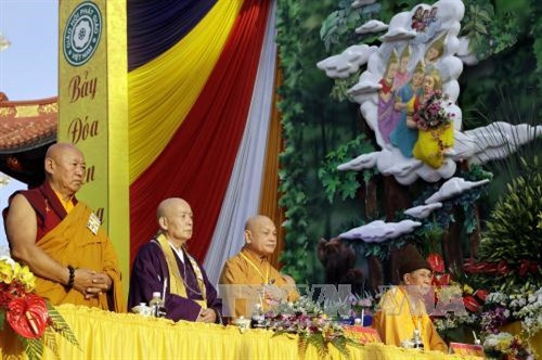 Các Chư tôn, giáo phẩm Trung ương GHPGVN và Phật giáo quốc tế tham dự Đại lễ Phật Đản. Ảnh: Thế Anh – TTXVN.