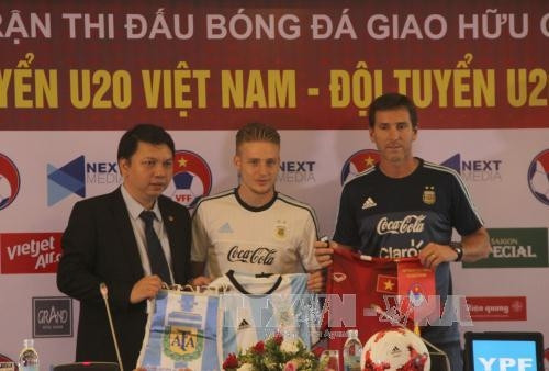 Huấn luyện viên Claudia Ubeda và đội trưởng U20 Argentina cùng đại diện Liên đoàn Bóng đá Việt Nam. Ảnh: Xuân Dự - TTXVN.