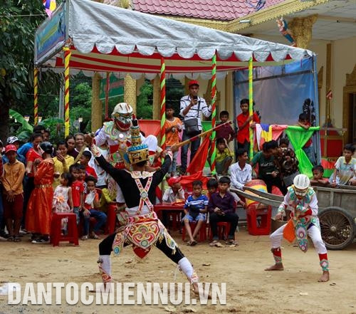 Đoàn Rô-băm biểu diễn trong khuôn viên chùa Chrây-ta-sô, xã Ngũ Lạc, huyện Duyên Hải (Trà Vinh) trong dịp lễ dâng y Kathina. Ảnh: Thi Đa