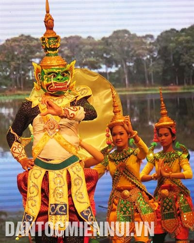 Nhân vật chằn trong một tiết mục múa cổ điển tại Ngày hội Văn hóa, Thể thao và Du lịch đồng bào Khmer Nam Bộ. Ảnh: Thi Đa