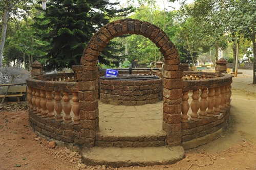 Giếng Phật trong khuôn viên chùa.