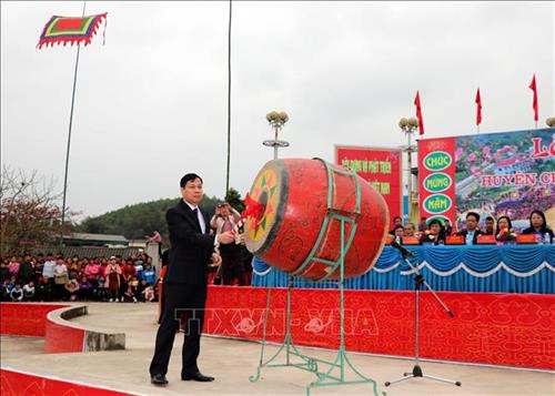 Lãnh đạo huyện Chiêm Hóa, tỉnh Tuyên Quang đánh trống khai hội. Ảnh Quang Đán - TTXVN