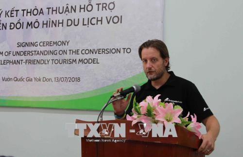 Ông David Neale, Giám đốc Phúc lợi Động vật Tổ chức Động vật Châu Á phát biểu tại lễ ký kết. Ảnh: Phạm Cường-TTXVN Ông David Neale, Giám đốc Phúc lợi Động vật Tổ chức Động vật Châu Á phát biểu tại lễ ký kết. Ảnh: Phạm Cường-TTXVN