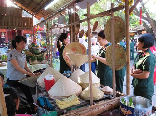 Tham quan, giao lưu với các nghệ nhân nghề truyền thống. Ảnh: Ánh Tuyết - TTXVN Tham quan, giao lưu với các nghệ nhân nghề truyền thống. Ảnh: Ánh Tuyết - TTXVN