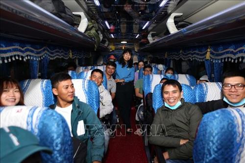 Bà Trần Thị Diệu Thúy, Chủ tịch Liên đoàn Lao động thành phố thăm hỏi động viên công nhân lao động về quê đón Tết trên những chuyến xe nghĩa tình. Ảnh: Thanh Vũ – TTXVN Bà Trần Thị Diệu Thúy, Chủ tịch Liên đoàn Lao động thành phố thăm hỏi động viên công nhân lao động về quê đón Tết trên những chuyến xe nghĩa tình. Ảnh: Thanh Vũ – TTXVN