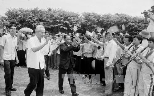 Nhân dân Thủ đô Hà Nội nồng nhiệt đón chào Đoàn đại biểu Mặt trận Đoàn kết dân tộc cứu nước Campuchia do Chủ tịch Heng Samrin làm Trưởng đoàn sang thăm Việt Nam, ngày 22/8/1979. Ảnh: Tư liệu TTXVN Nhân dân Thủ đô Hà Nội nồng nhiệt đón chào Đoàn đại biểu Mặt trận Đoàn kết dân tộc cứu nước Campuchia do Chủ tịch Heng Samrin làm Trưởng đoàn sang thăm Việt Nam, ngày 22/8/1979. Ảnh: Tư liệu TTXVN