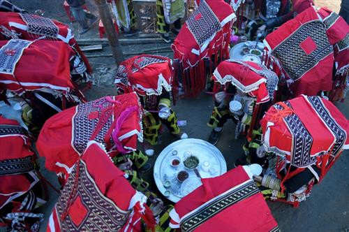 Phụ nữ và đàn ông phải ngồi ăn ở mâm riêng. Trong suốt 4 ngày đêm diễn ra đại lễ cấp sắc, từ thầy cúng đến học trò và khách mời đều ăn chay. Ảnh: laodong.vn