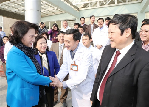 Chủ tịch Quốc hội Nguyễn Thị Kim Ngân với cán bộ, bác sĩ và nhân viên của bệnh viện. Ảnh: Trọng Đức – TTXVN