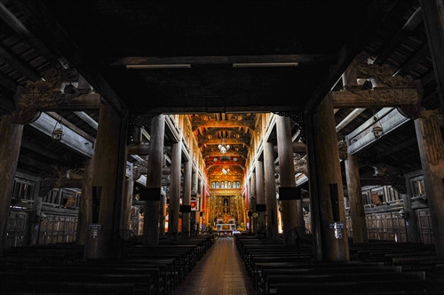 Những hoa văn phù điêu đá được gia công tinh xảo. Những hoa văn phù điêu đá được gia công tinh xảo.