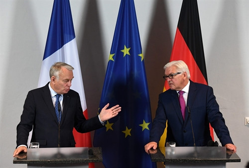 Trong ảnh (tư liệu): Ngoại trưởng Đức Frank-Walter Steinmeier (phải) và người đồng cấp Pháp Jean-Marc Ayrault trong cuộc họp báo chung ở Brandenburg an der Havel, Đức ngày 15/6. AFP/TTXVN