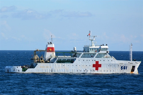 Tàu 561 tham gia tìm kiếm cứu nạn các quân nhân trên chiếc máy bay CASA-212 tại khu vực Bạch Long Vỹ. Ảnh: TTXVN phát.