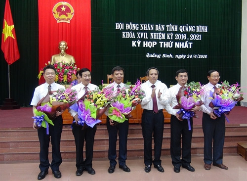 Chủ tịch và các Phó Chủ tịch UBND tỉnh Quảng Bình khóa XVII, nhiệm ký 2016-2021 ra mắt. Ảnh: Đức Thọ - TTXVN Chủ tịch và các Phó Chủ tịch UBND tỉnh Quảng Bình khóa XVII, nhiệm ký 2016-2021 ra mắt. Ảnh: Đức Thọ - TTXVN