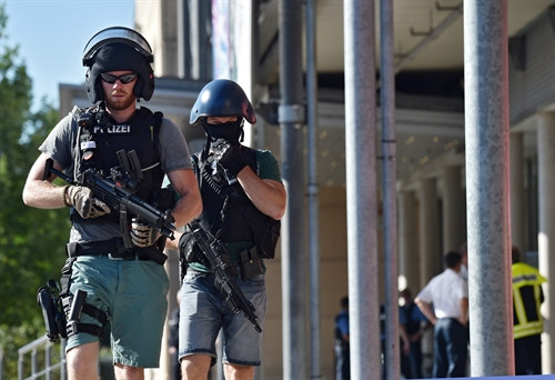 Cảnh sát đặc nhiệm Đức phong tỏa bên ngoài rạp chiếu phim ở Viernheim, ngày 23/6. EPA/ TTXVN