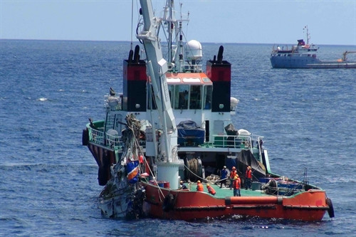 Tàu 826 đang trục vớt máy bay CASA-212. Ảnh: TTXVN phát.