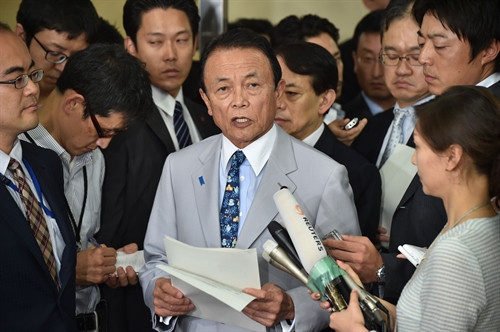 Bộ trưởng Tài chính Nhật Bản Taro Aso khẳng định chính phủ Nhật Bản “rất quan ngại” về những rủi ro đối với kinh tế thế giới do quyết định rời khỏi EU của Anh. AFP/TTXVN