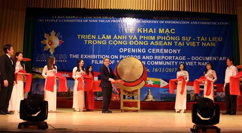 Thứ trưởng Bộ TT&TT Phan Tâm đánh trống khai mạc triển lãm. Ảnh: Đức Ánh - TTXVN Thứ trưởng Bộ TT&TT Phan Tâm đánh trống khai mạc triển lãm. Ảnh: Đức Ánh - TTXVN