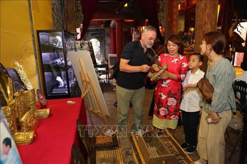 Khách tham quan các sản phẩm thủ công các làng nghề. Ảnh: Thành Đạt – TTXVN