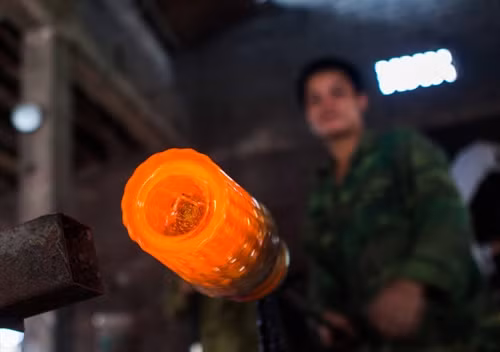 Thủy tinh được nung đỏ và định hình ở nhiệt độ cao, sau đó được làm nguội bớt bằng quạt gió.