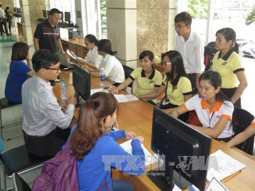 Nhân viên Câu lạc bộ Đại lý Thuế Thành phố Hồ Chí Minh tư vấn cho các cá nhân kê khai quyết toán thuế thu nhập cá nhân năm 2016. Ảnh: Hoàng Hải - TTXVN Nhân viên Câu lạc bộ Đại lý Thuế Thành phố Hồ Chí Minh tư vấn cho các cá nhân kê khai quyết toán thuế thu nhập cá nhân năm 2016. Ảnh: Hoàng Hải - TTXVN