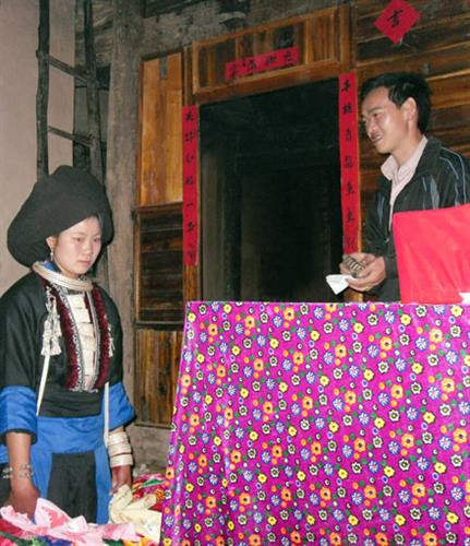 Mẹ chồng đón cô dâu từ ngoài sân và đưa cô dâu vào buồng (buồng ngủ của cô dâu chú rể là một phòng nhỏ ở trong bếp). Thầy cúng làm lễ nhập khẩu cho cô dâu. Sau khi được nhập khẩu, mẹ chồng đưa cô dâu vào bếp để cô nấu nướng cùng mọi người. Ý muốn con dâu sẽ quán xuyến việc bếp núc trong gia đình sau này. Bữa tối hôm đó sẽ do chính tay cô dâu dọn mâm để mời khách trong bản đến chúc phúc cho đôi trẻ. Các ama (mẹ, bà) cùng nâng chén chúc đôi trẻ trăm năm hạnh phúc. Mẹ chồng đón cô dâu từ ngoài sân và đưa cô dâu vào buồng (buồng ngủ của cô dâu chú rể là một phòng nhỏ ở trong bếp). Thầy cúng làm lễ nhập khẩu cho cô dâu. Sau khi được nhập khẩu, mẹ chồng đưa cô dâu vào bếp để cô nấu nướng cùng mọi người. Ý muốn con dâu sẽ quán xuyến việc bếp núc trong gia đình sau này. Bữa tối hôm đó sẽ do chính tay cô dâu dọn mâm để mời khách trong bản đến chúc phúc cho đôi trẻ. Các ama (mẹ, bà) cùng nâng chén chúc đôi trẻ trăm năm hạnh phúc.