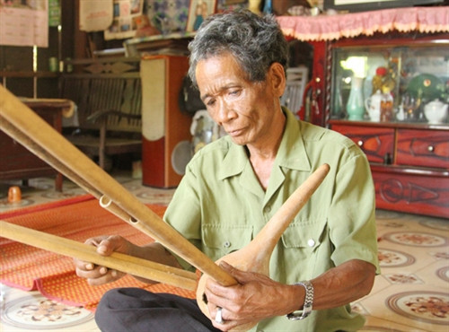 Nghệ nhân Tà Yên Kinh ở xã Ma Nới (huyện Ninh Sơn, tỉnh Ninh Thuận) chế tác khèn bầu. Nghệ nhân Tà Yên Kinh ở xã Ma Nới (huyện Ninh Sơn, tỉnh Ninh Thuận) chế tác khèn bầu.