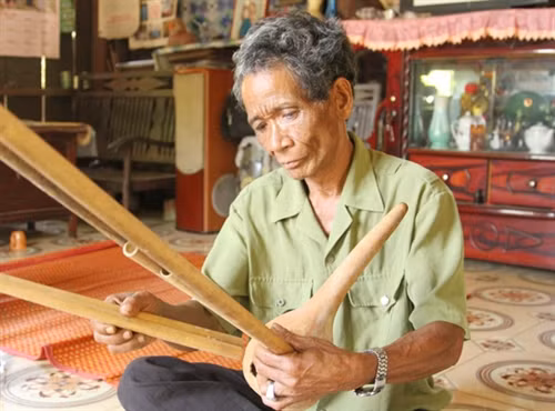 Nghệ nhân Tà Yên Kinh ở xã Ma Nới (huyện Ninh Sơn, tỉnh Ninh Thuận) chế tác khèn bầu.