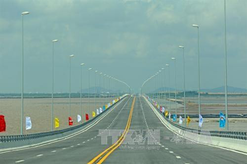 Cầu Tân Vũ – Lạch Huyện trong ngày thông xe. Ảnh: Huy Hùng – TTXVN