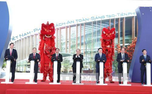 Thủ tướng Nguyễn Xuân Phúc và các đại biểu thực hiện nghi thức khởi công. Ảnh: Thống Nhất - TTXVN Thủ tướng Nguyễn Xuân Phúc và các đại biểu thực hiện nghi thức khởi công. Ảnh: Thống Nhất - TTXVN