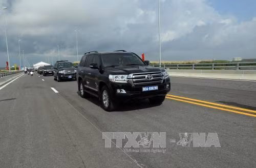 Các ô tô trên cầu Tân Vũ – Lạch Huyện trong ngày thông xe. Ảnh: Huy Hùng – TTXVN