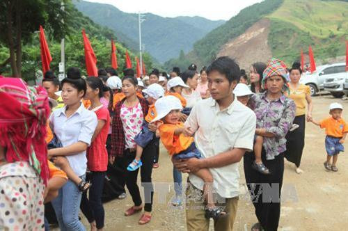 Phụ huynh đưa con đến trường dự khai giảng sớm. Ảnh: Hữu Quyết - TTXVN Phụ huynh đưa con đến trường dự khai giảng sớm. Ảnh: Hữu Quyết - TTXVN