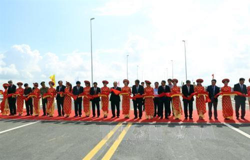 Thủ tướng Nguyễn Xuân Phúc và các đại biểu thực hiện nghi thức cắt băng thông xe tuyến đường. Ảnh: Huy Hùng – TTXVN Thủ tướng Nguyễn Xuân Phúc và các đại biểu thực hiện nghi thức cắt băng thông xe tuyến đường. Ảnh: Huy Hùng – TTXVN