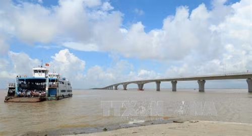 Phà Đình Vũ từ TP Hải Phòng đi huyện đảo Cát Hải sẽ được thay thế bằng đường ô tô và cầu vượt biển Tân Vũ - Lạch Huyện. Ảnh: Huy Hùng – TTXVN
