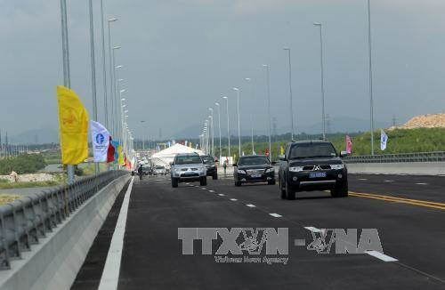 Các ô tô trên cầu Tân Vũ – Lạch Huyện trong ngày thông xe. Ảnh: Huy Hùng – TTXVN Các ô tô trên cầu Tân Vũ – Lạch Huyện trong ngày thông xe. Ảnh: Huy Hùng – TTXVN